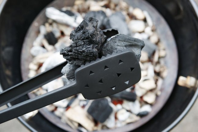 Outdoorchef - Kleště na dřevěné uhlí
