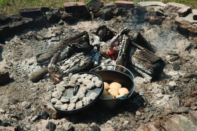 Lodge - Litinový hrnec Camp Dutch Oven 5,7l
